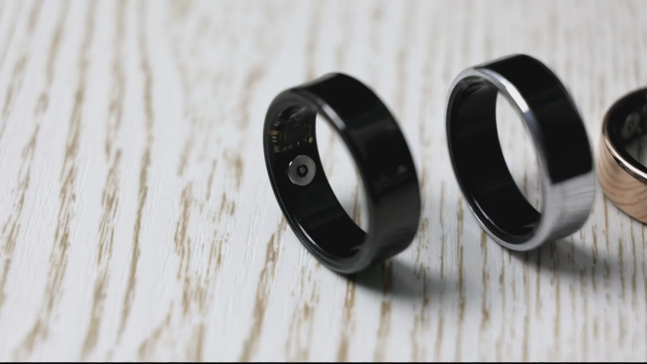 Anello smart con schermo touch nero tecnologia wearable controllo notifiche digitali